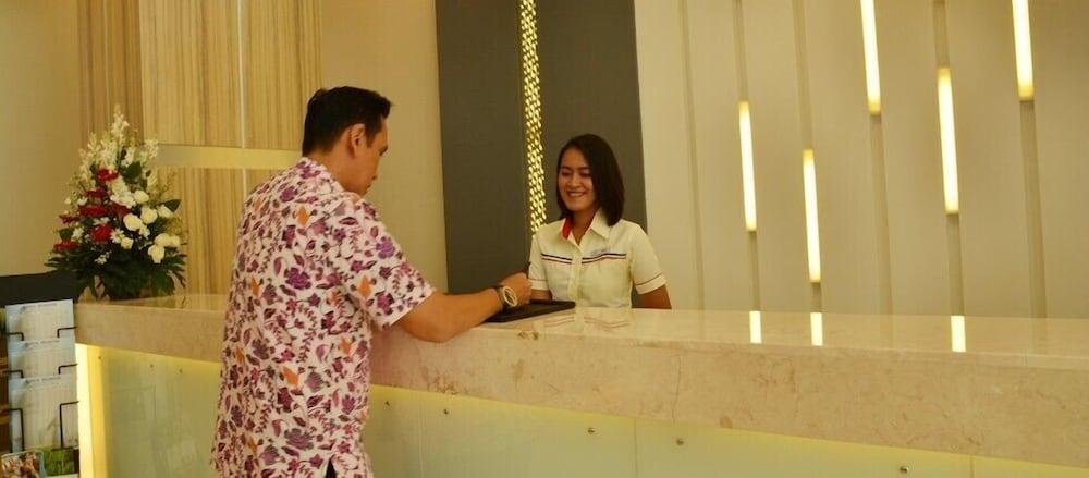 Cordela Hotel Cirebon Exterior foto